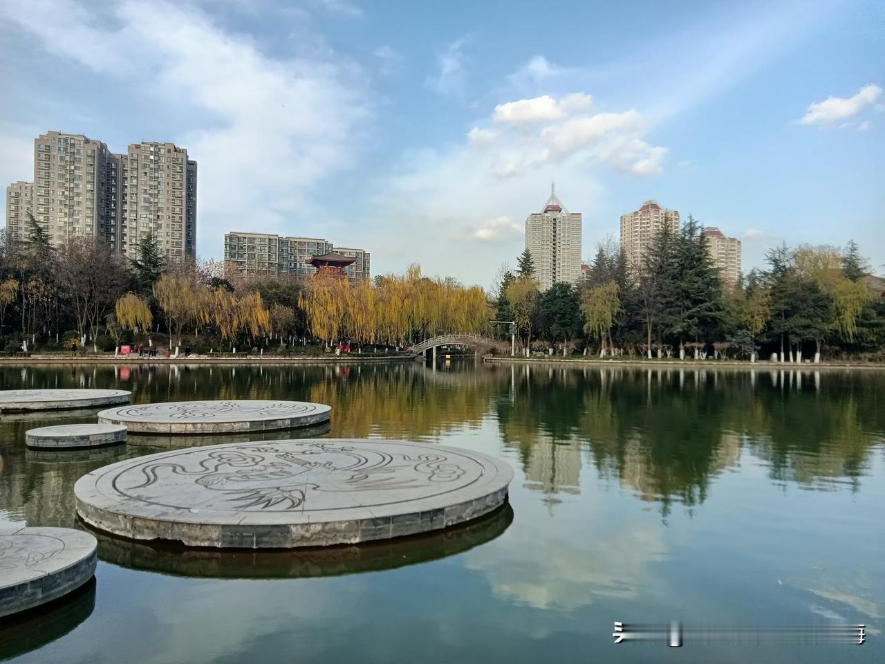 周六下午去丰庆公园走走路跑跑步，蓝天白云的公园景色宜人！准确的说虽然是“隆冬时节