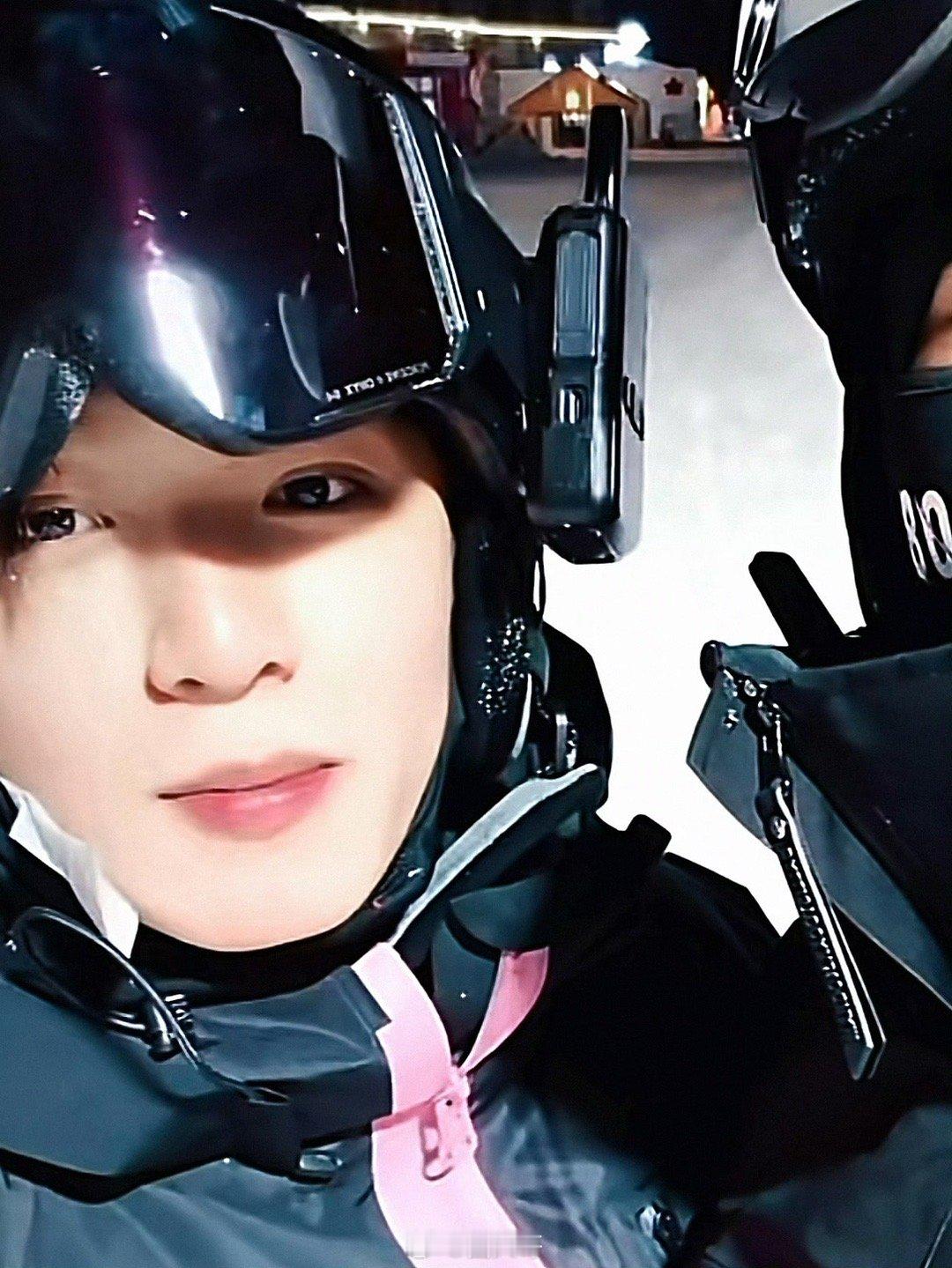 黄子韬刘耀文互动哈哈哈哈哈兄弟之间玩梗才好笑啊！黄子韬和刘耀文滑雪之后，居然还有