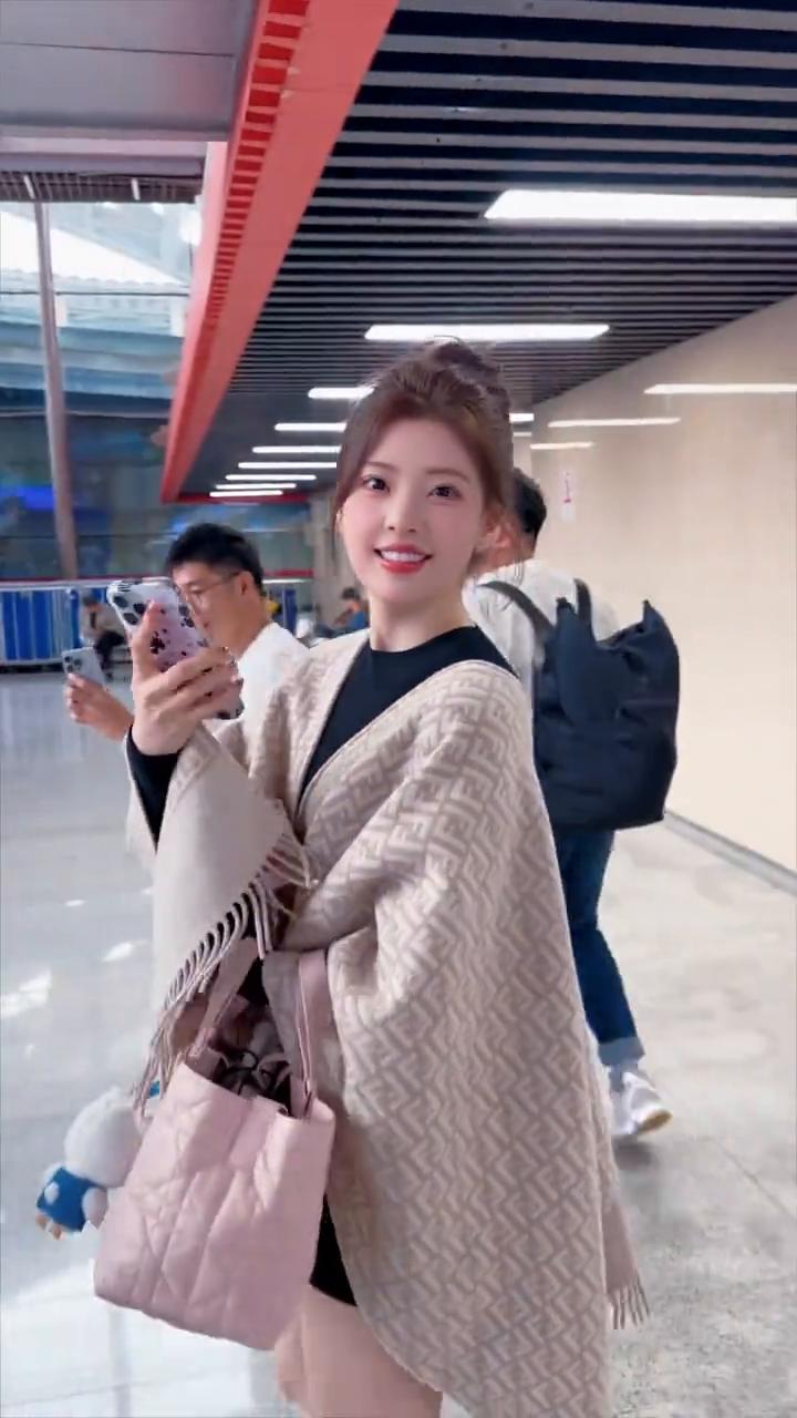 别管了，回你的国吗？就是回头，回头，拜拜，回头，拜拜，回头，来，回头。