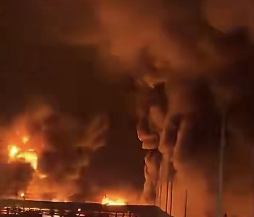 炸了岛，没占岛，

美国到底想干啥？

哈尔克岛被炸得冒黑烟，防空阵地全哑火，可