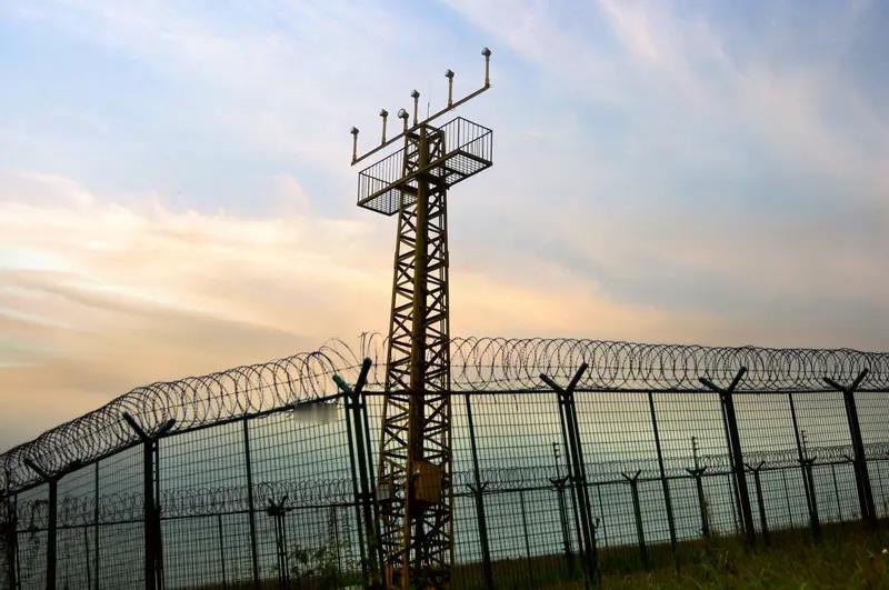 中印边境荒原上，一台机器人成了新“守卫者”。有印度军人拍到它站岗的视频，还轻松惊