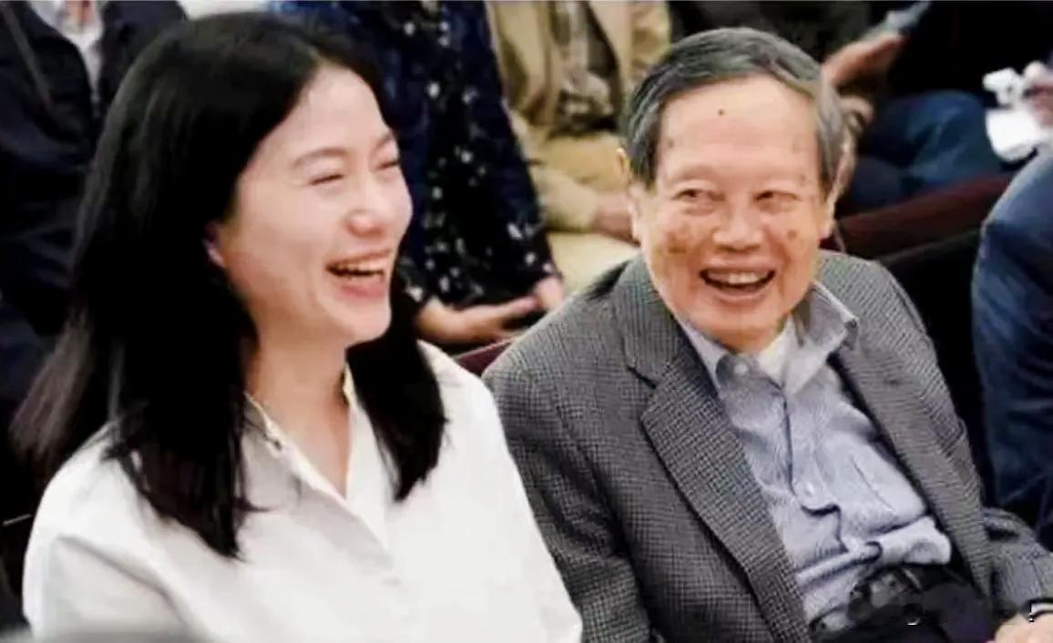 杨振宁先生去世了，
49岁的翁帆将会怎样度过余生？

DeepSeek竟然如此回