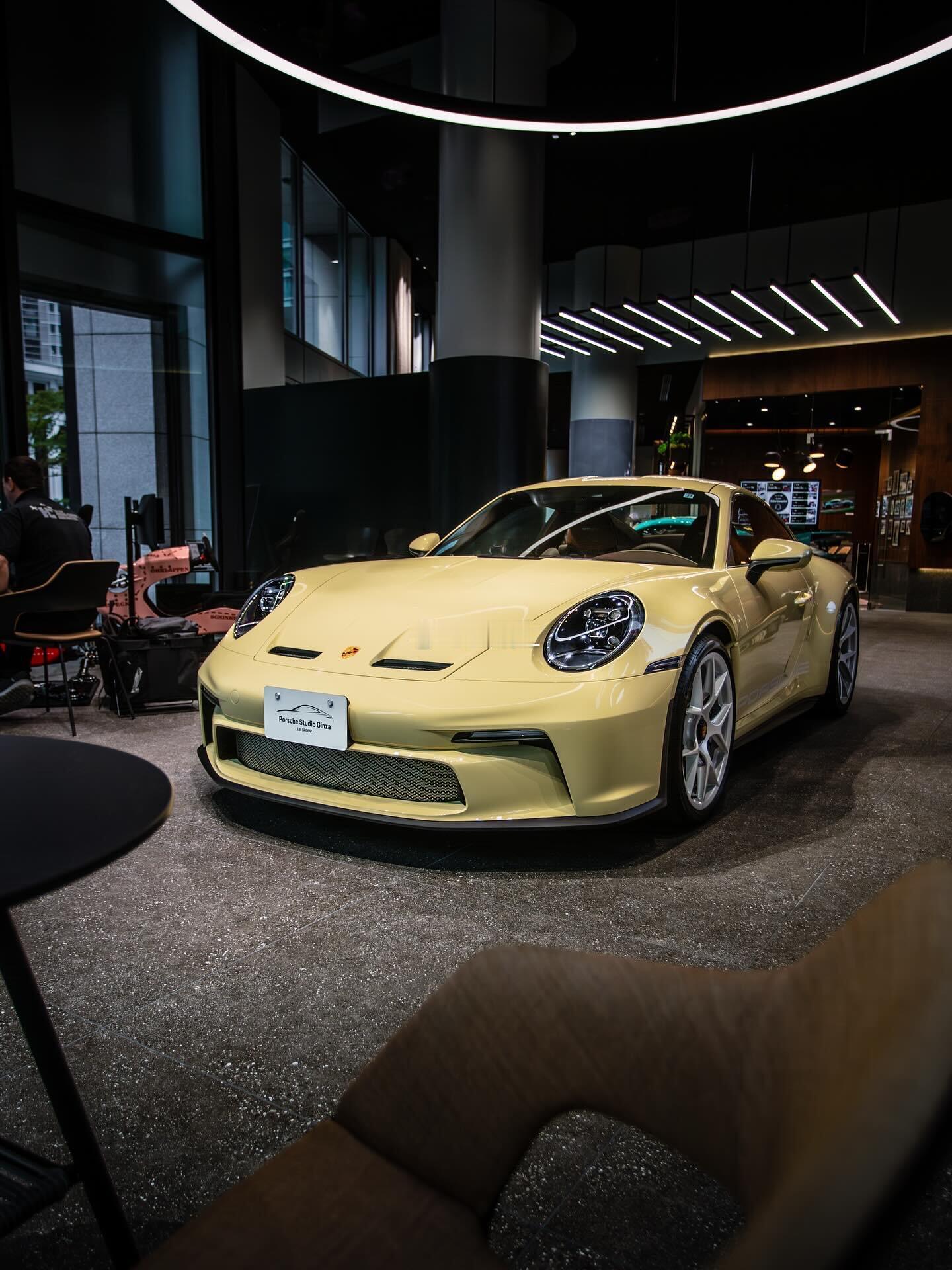 保时捷为纪念911车系诞生60周年，推出了911 S/T特别版车型，新车被官方定