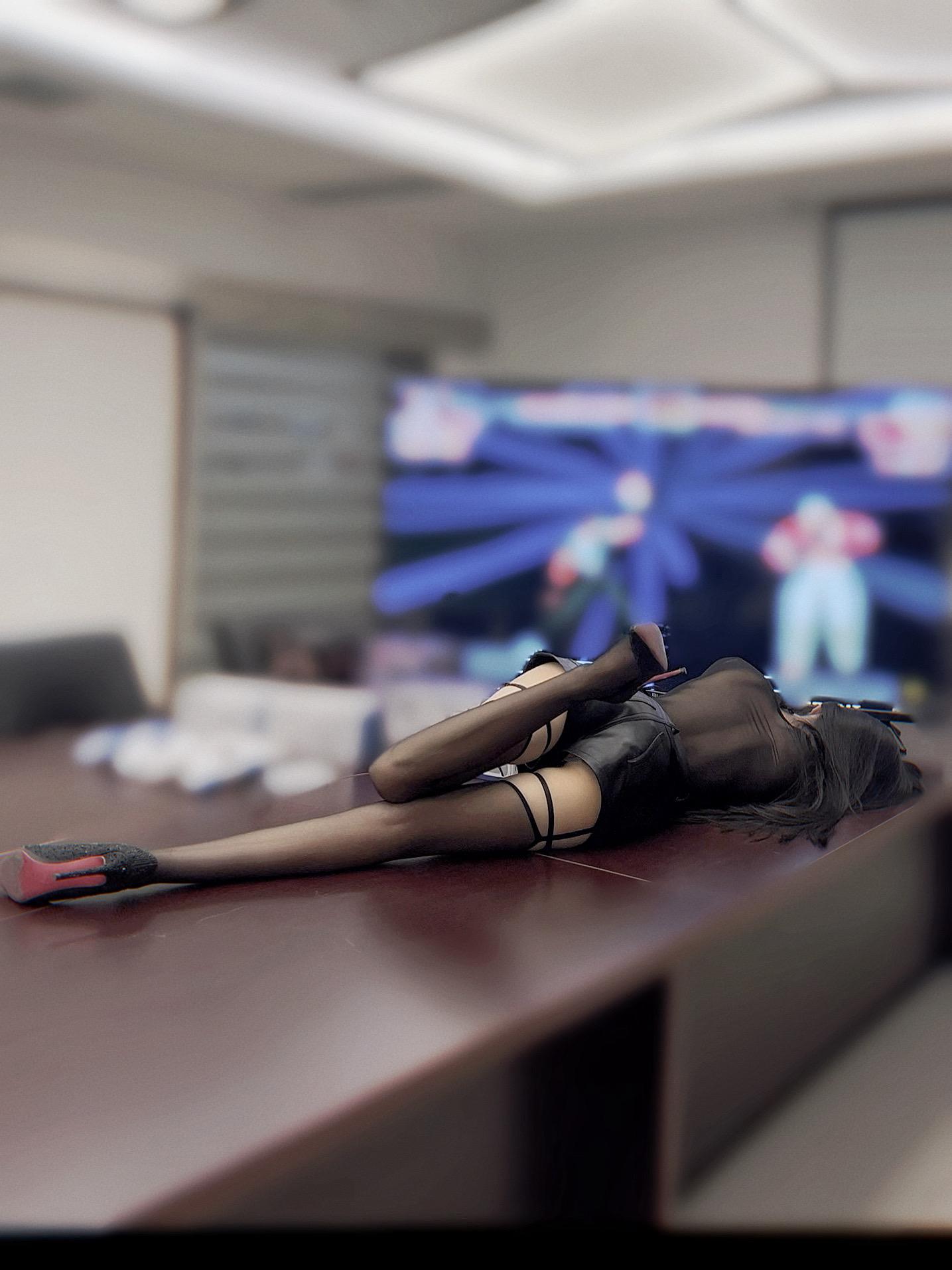 很内向 上课都不敢看屏幕🖥️ 只能趴在桌子上睡觉