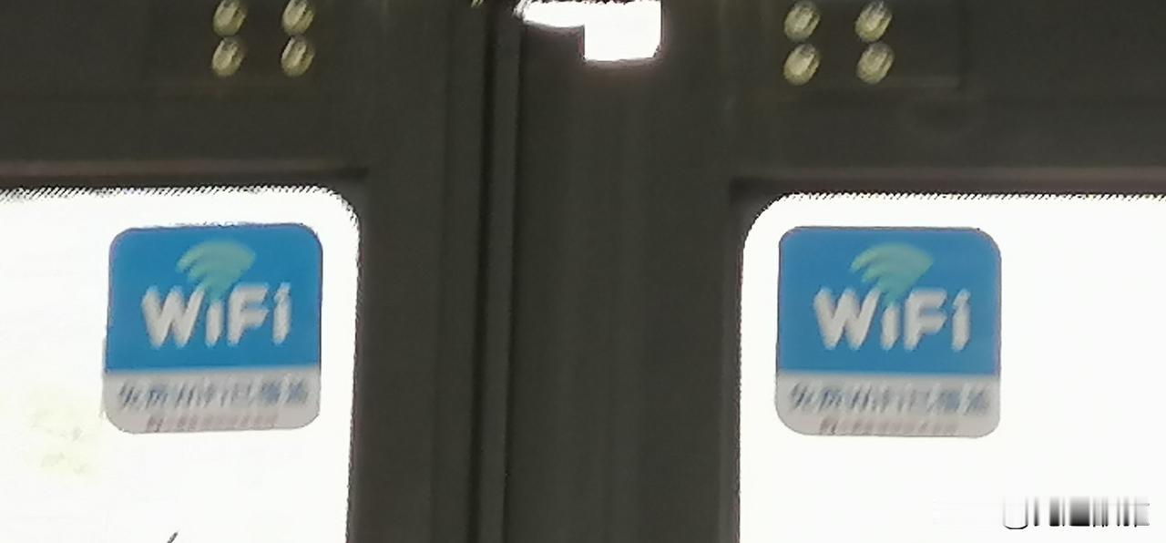 不知道您发现没有，长沙的公交车厢里，也有wiFi了。
早些时候我就在公交车上，看