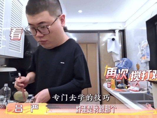 吕严跟螺蛳粉师傅学会了炸蛋我家那小子吕严也太会吃了吧！为了完美炸蛋专门拜师螺蛳粉