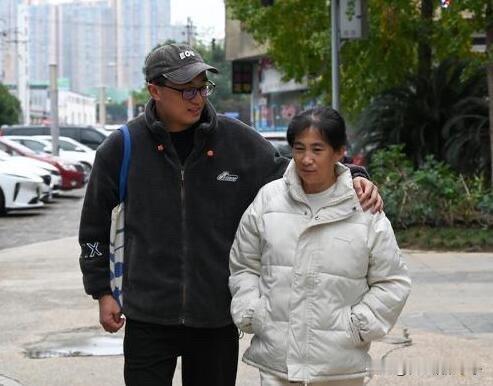 成都32岁儿子张植（网名“植树”）全程照顾患额颞叶痴呆母亲袁家凤的故事，在网上传