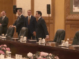 鲁比奥好不容易来了次中国，却像个游客一样，对人民大会堂会议室天花板着迷不已。他先