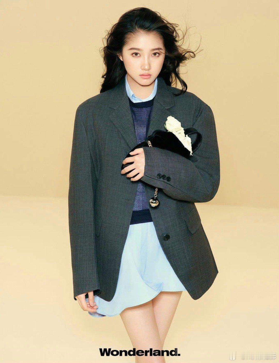 关晓彤有都市高智感那味儿了 光影交错间，关晓彤的眼神坚定而自信，那种从内而外散发