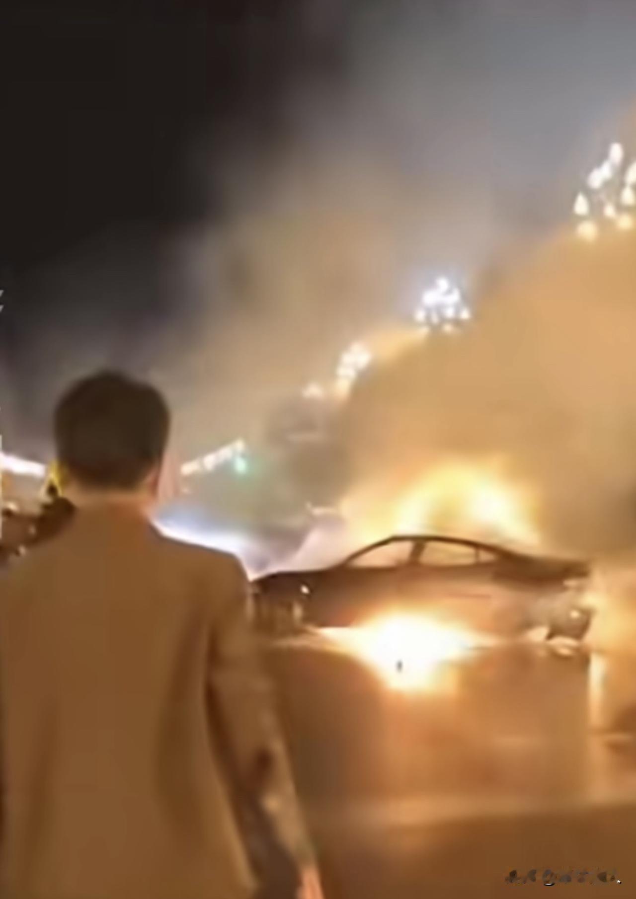 成都有人酒驾：小米SU7烧了，人“没”了。

当事故发生时，袁先生及路人拼命救人