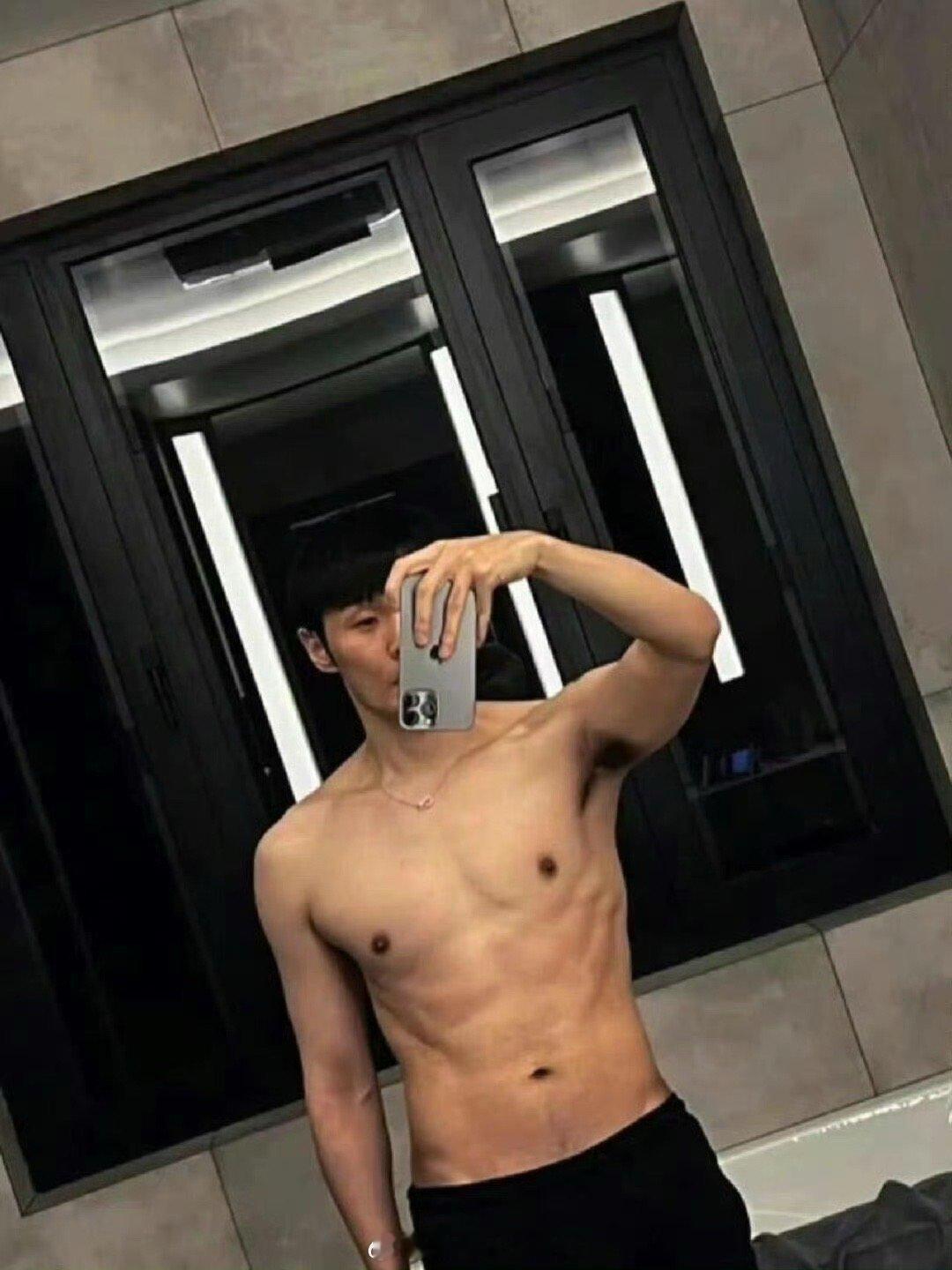 什么图给李荣浩吊成翘嘴了 我嘞个豆，这是被李荣浩钓成翘嘴了啊！这腹肌照真的太养眼