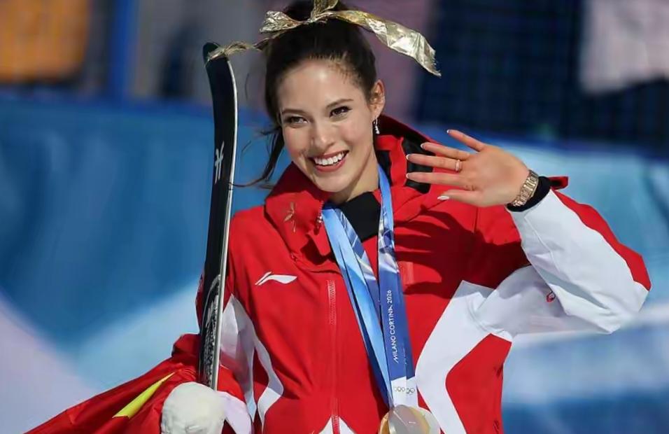 米兰冬奥会结束了。这姑娘脖颈上又多挂了三枚奖牌。媒体上说，她已经获得六枚冬奥会的