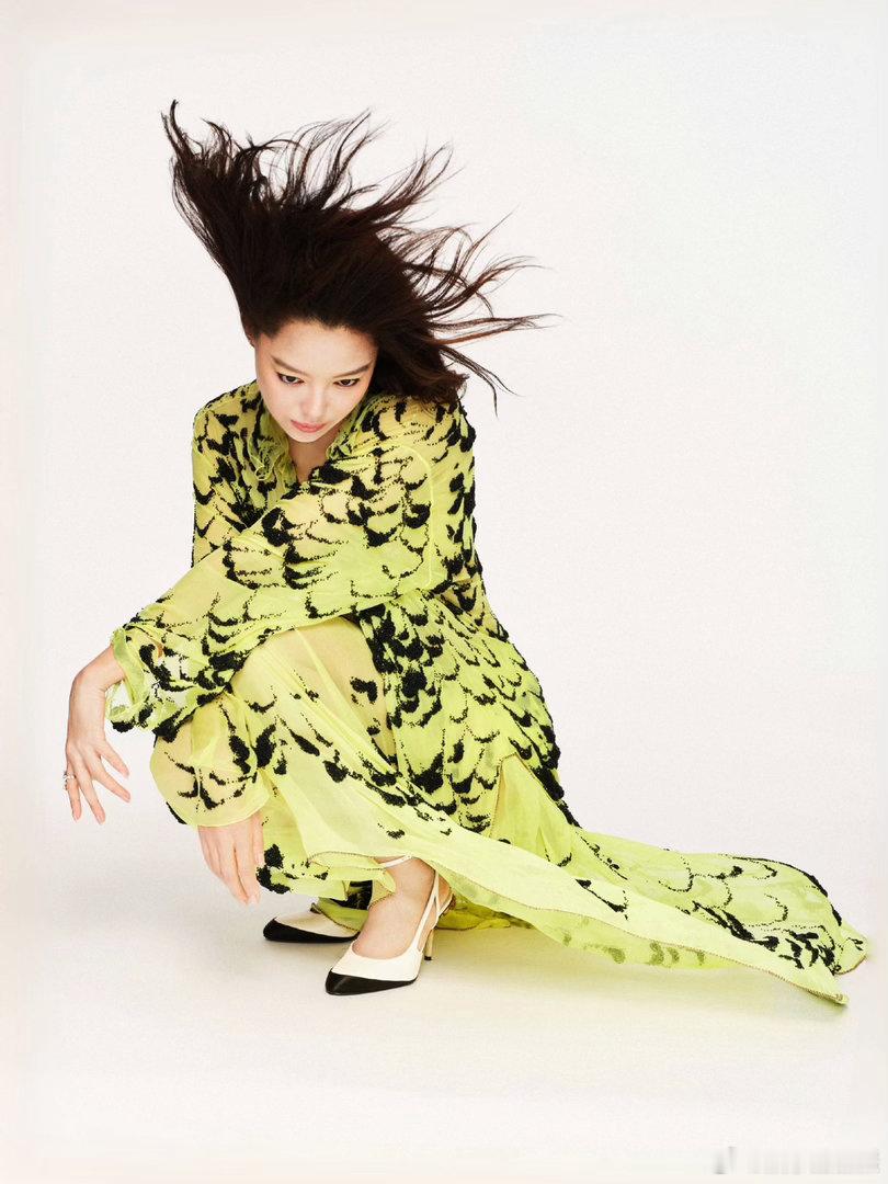 香奈儿好爱辛芷蕾 香奈儿春夏高定的内娱首穿被辛芷蕾稳稳拿下，而且一穿就是两套！开