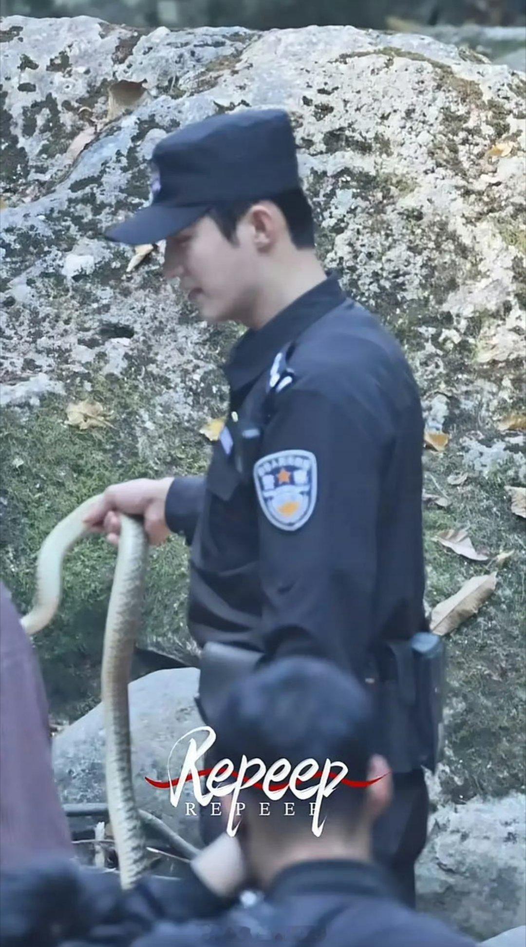 中午刷到明川有知夏路透还以为黄景瑜抓的假蛇，没想到居然是真的啊？！ 