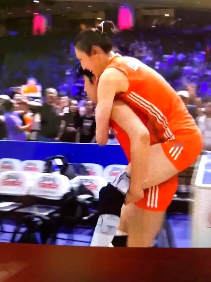 吴梦洁单骑救主，中国女排3-1（25-15 25-12 18-25 25-22）