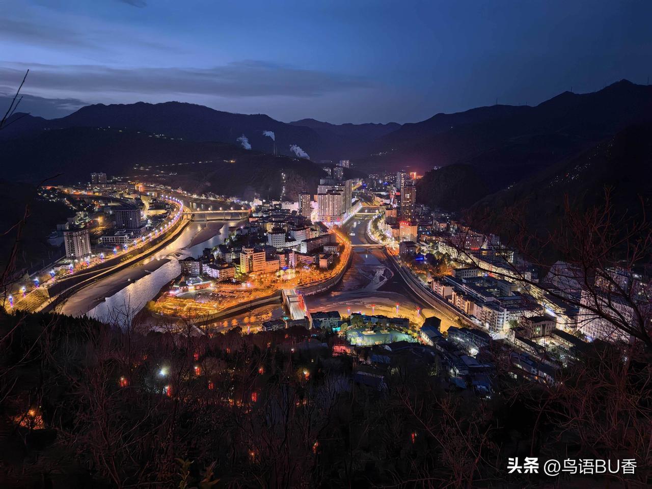 日前，去到秦岭山中一座小城。它四面环山，三面有水环绕，到了晚上，爬到南边的山腰处