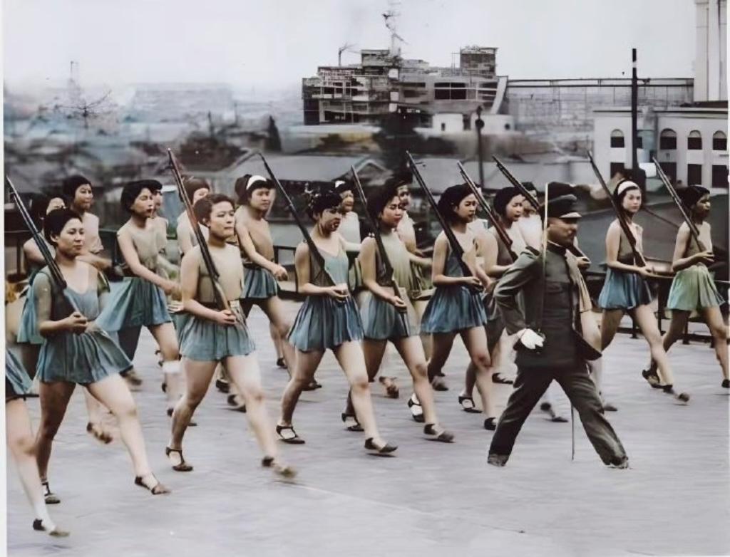 1942年，东京。
即将奔赴中国的女高中生，正在接受战争操练。
稚嫩的面孔，却背