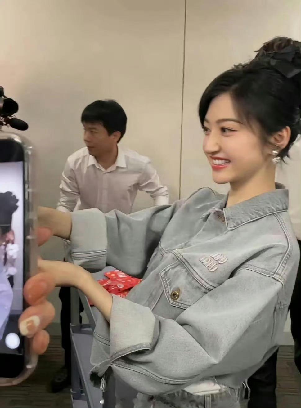 景甜现实中老吓人了……原相机拍都白得发光，一直觉着她好看，没想到真人更美，惊到我