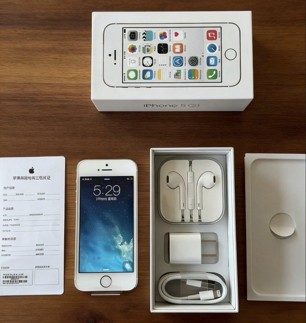 到底是谁取消有线耳机的 如图所示，以前的iPhone看起来是不是很值？ 