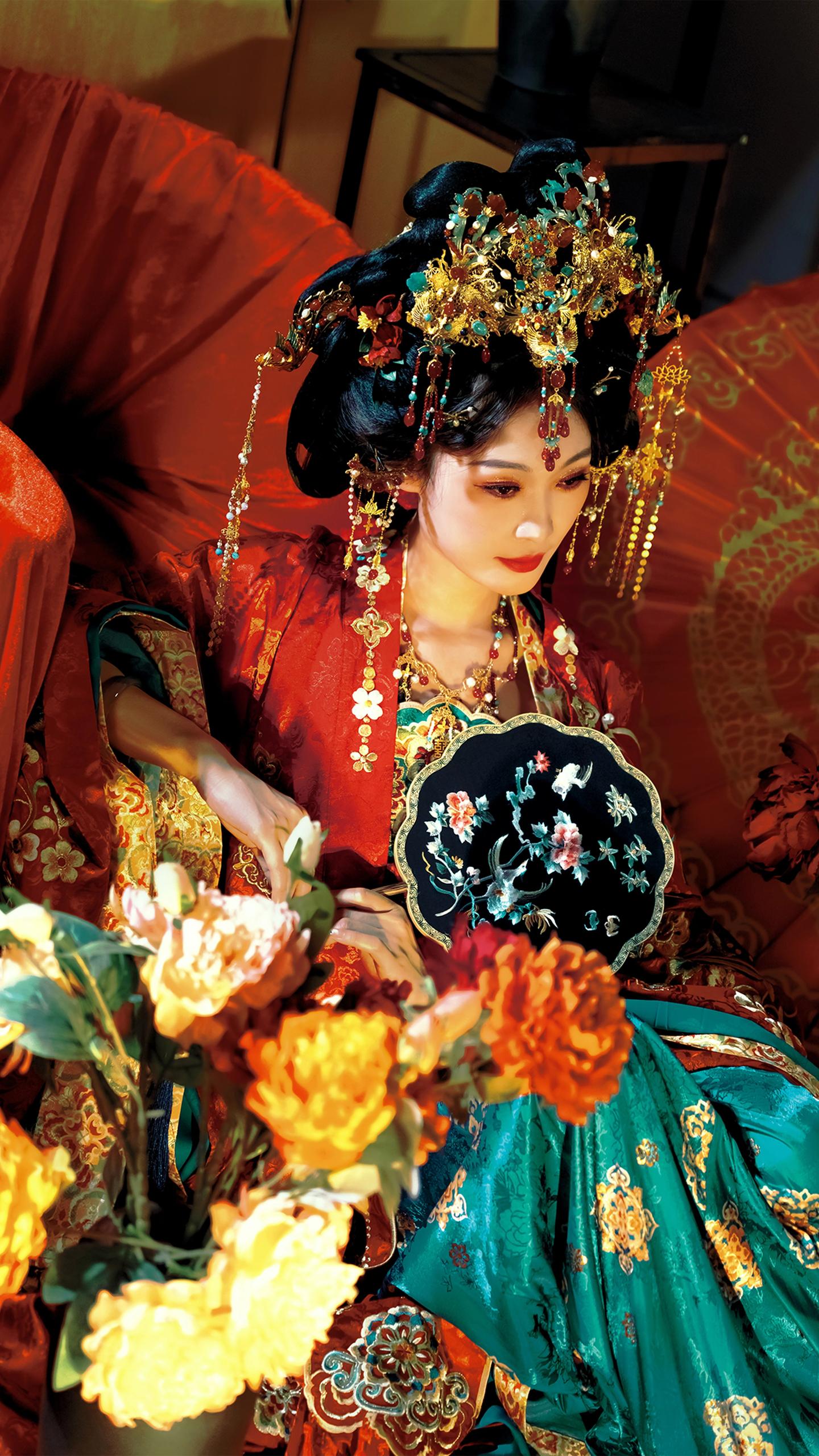 “唯有牡丹真国色，花开时节动京城”。妆造 场地衣服