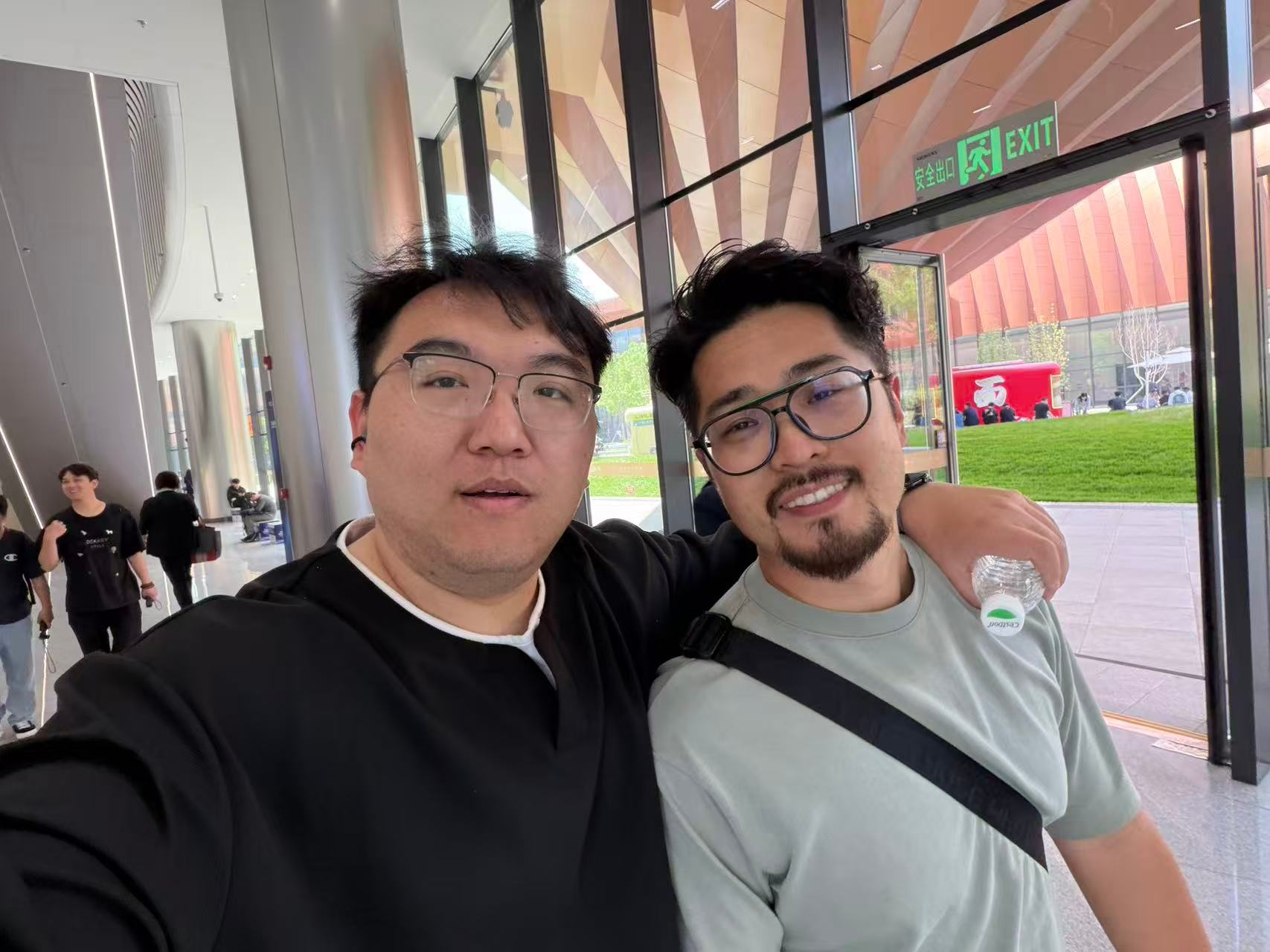 今天碰到龙哥，深感老艺术家的发量和从容。必须抽个大奖，传送门→网页链接