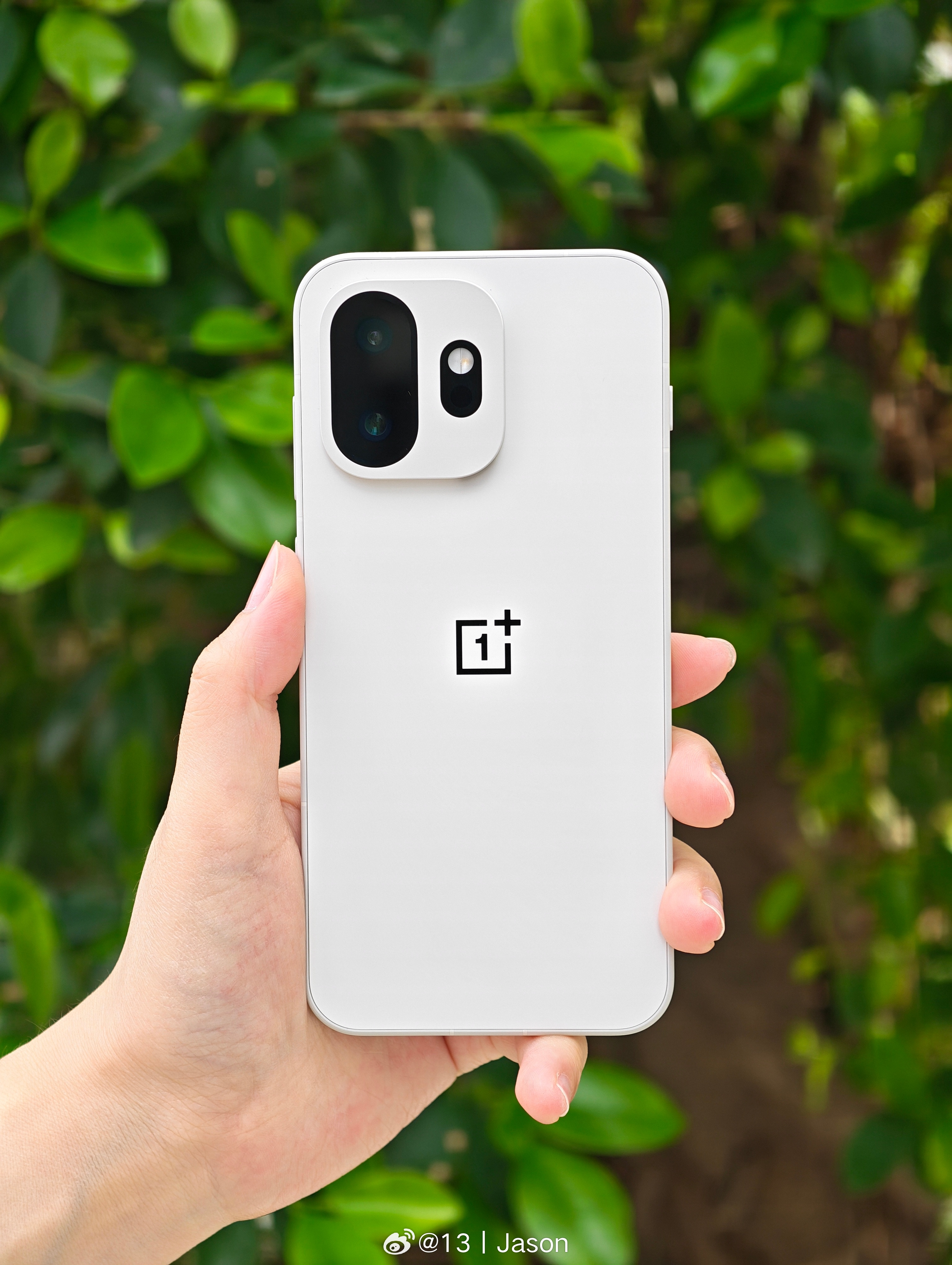 好的工业设计，往往连命名都自带情绪价值。所以说，「治愈白巧」这个名字起得相当合适