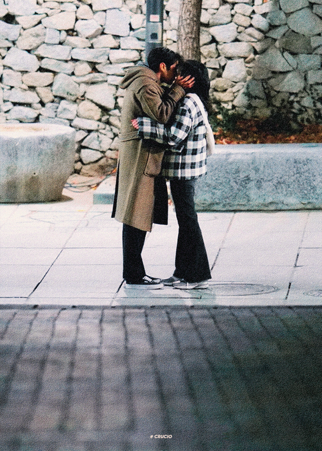 对所有的人以诚相待，同多数人和睦相处，和少数人常来常往，只跟一个亲密无间。丨富兰