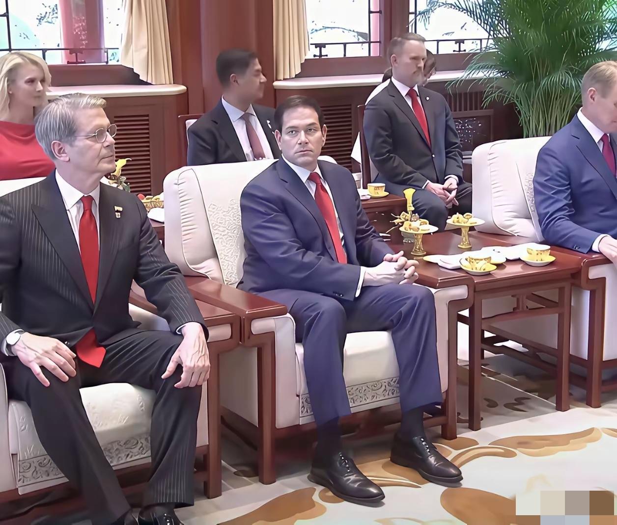 骂中国最狠的美国政客，到了中国为啥秒变乖宝宝？

鲁比奥这帮人，在美国国会里天天