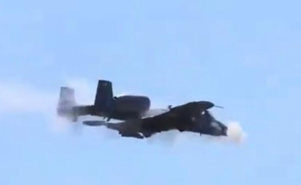 震撼出击：美国A-10战机空袭伊拉克民兵阵地，是否摆了乌龙？

2026年3月2