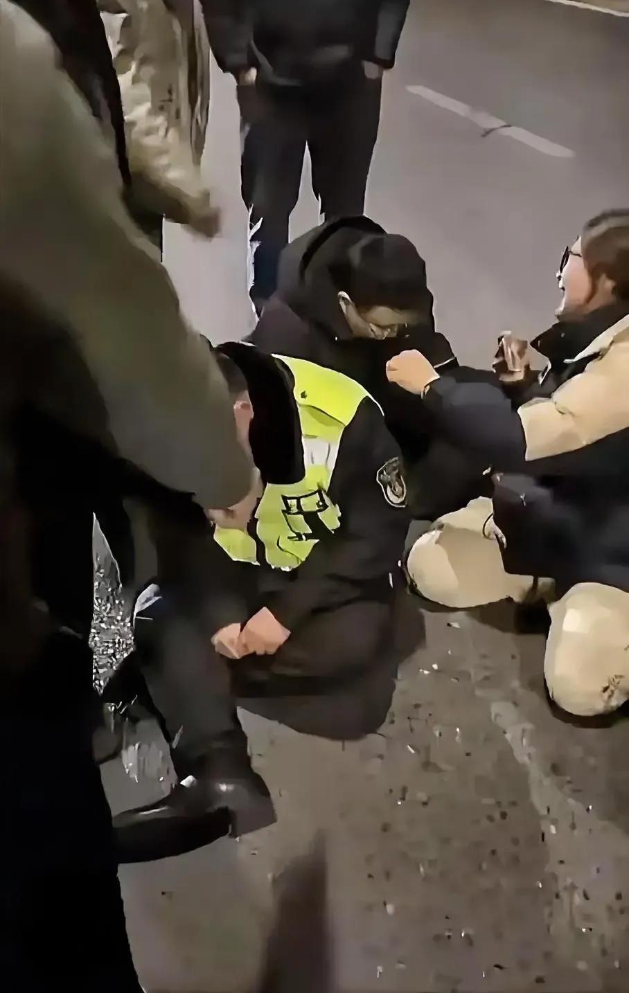 揭晓渣土车司机跳桥悲剧的背后真相：执行者非警方，实为交通运输综合执法队伍，其对超