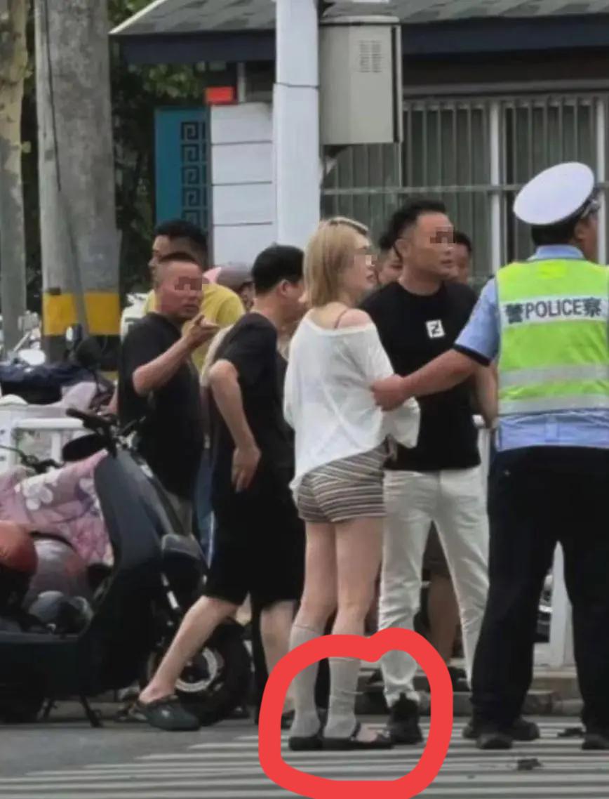 这名肇事女司机的话，让我不寒而栗！
面对两死一伤的惨剧
她却让交警快处理她还要去