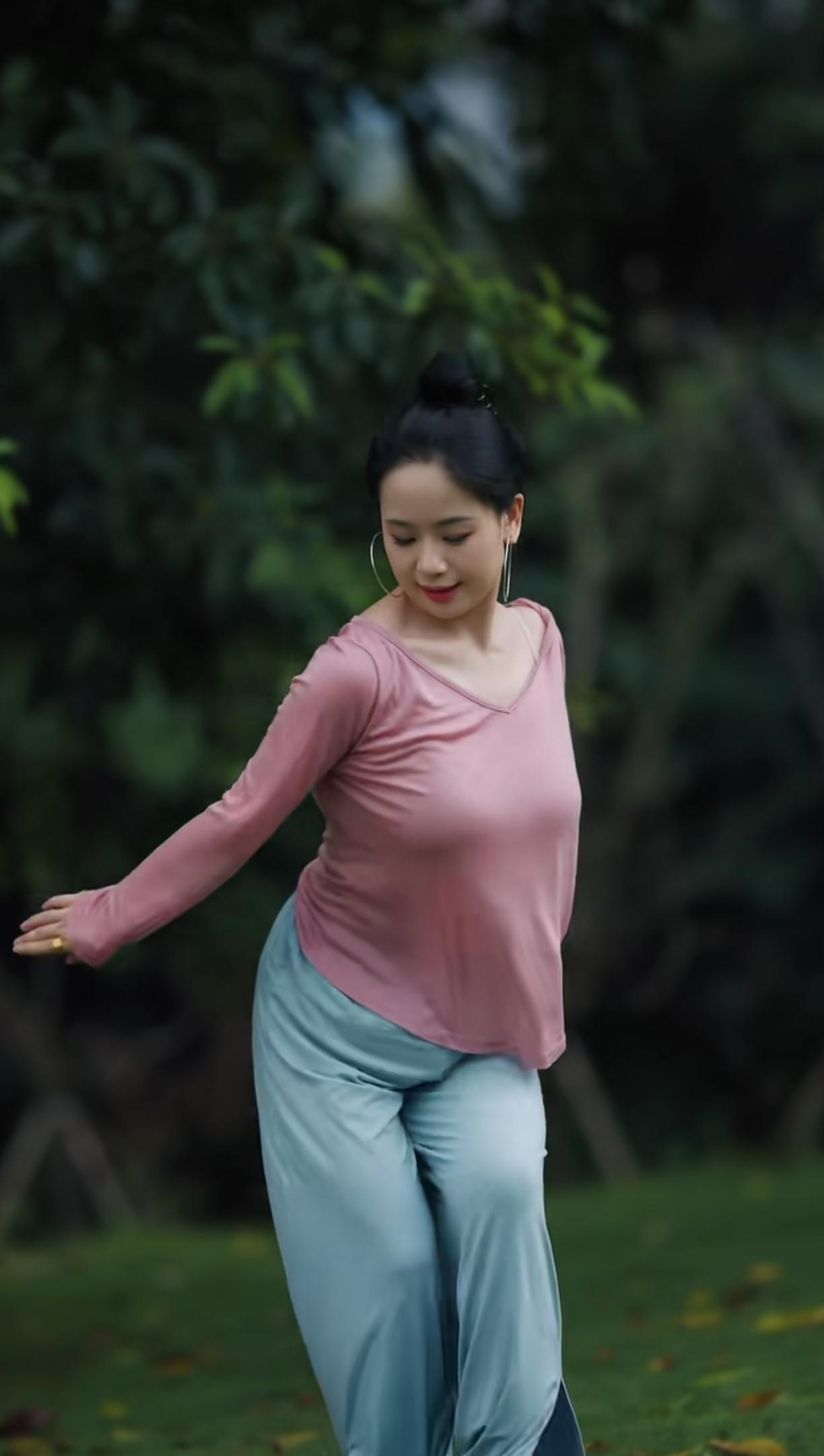 曼妙的舞姿突出美妙的身姿！
