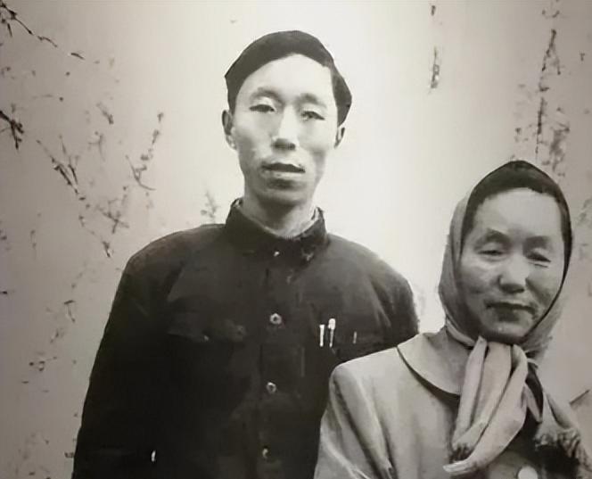 1937年地主扛回昏倒女兵，解开衣襟的瞬间他惊到失语：怀里竟藏着条小生命！ 那天