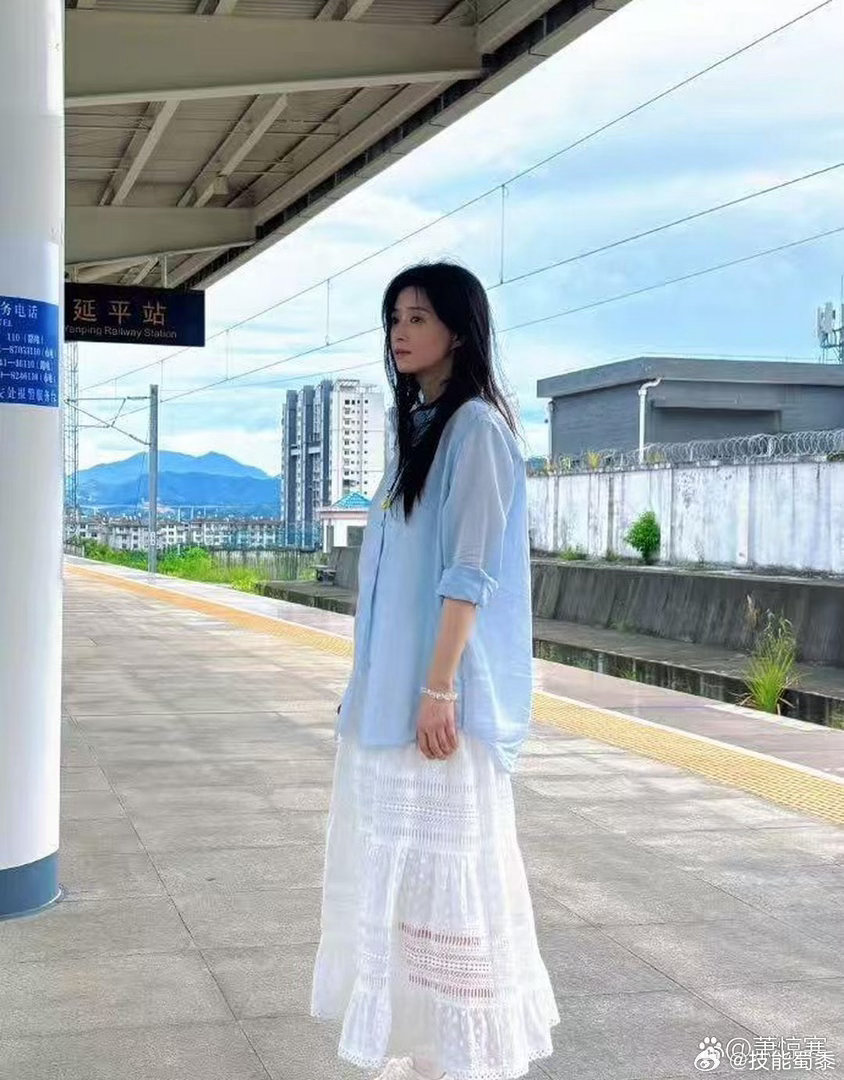 蒋欣⁠‍瘦下﻿来‍‍﻿整‍个人直‍接回春﻿⁠！穿件‌‎‍蓝‏⁠‌衬衫‎‎配小白裙