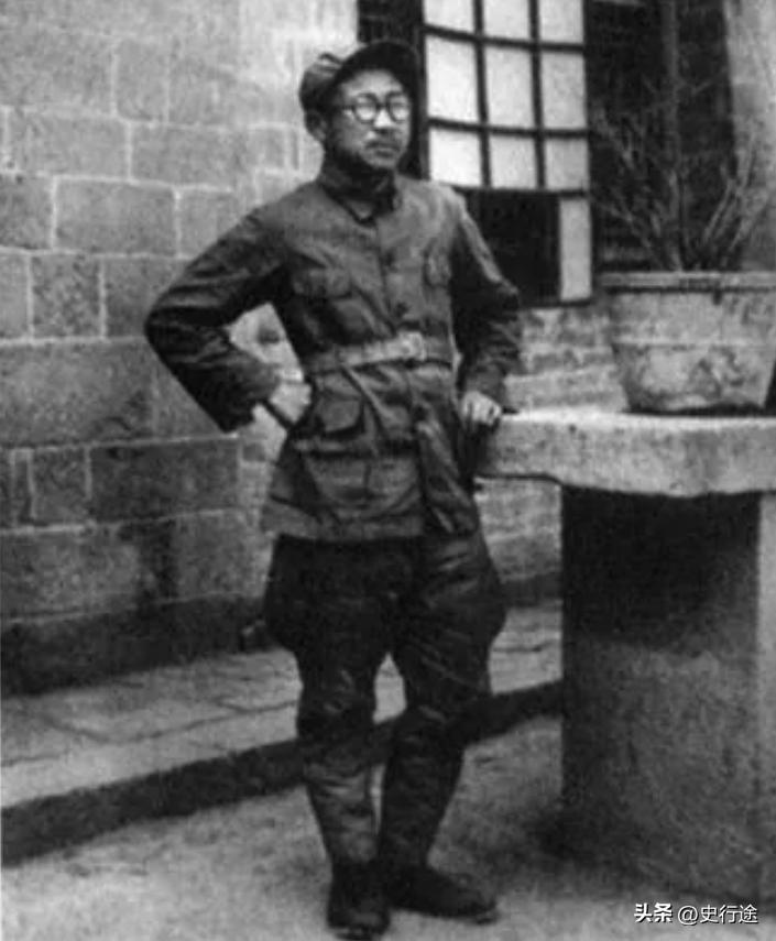 抗战时，新四军张云逸师长去开会，到交通站后忽发现花盆被放外面，警卫当即意识到有叛