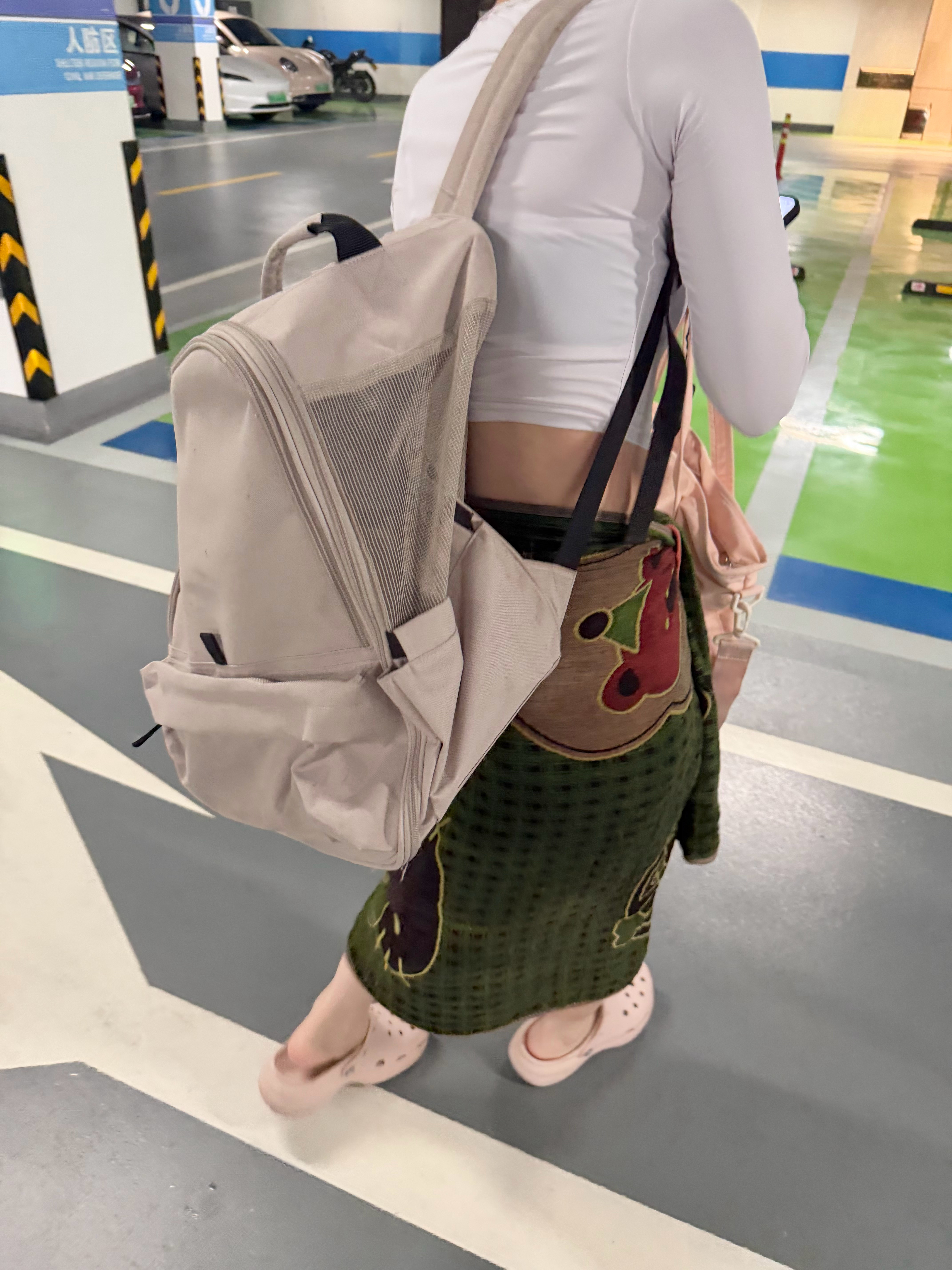 我发小今天给我拍的神图 看完这两张真想跳了p1像村里人进城赶集 p2像印尼本地人