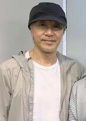 周星驰
在八零后的心中，他宛如“神”一般的存在
功成名就，被尊称为“星爷”
然而