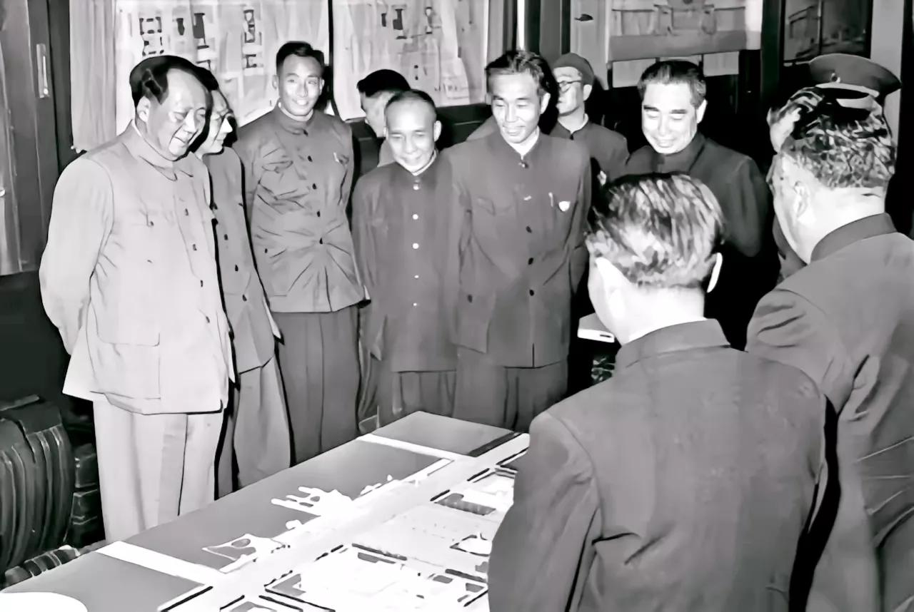 珍贵的一张老照片。
 毛主席视察人民大会堂，万里同志陪同，万里在担任北京副市长期
