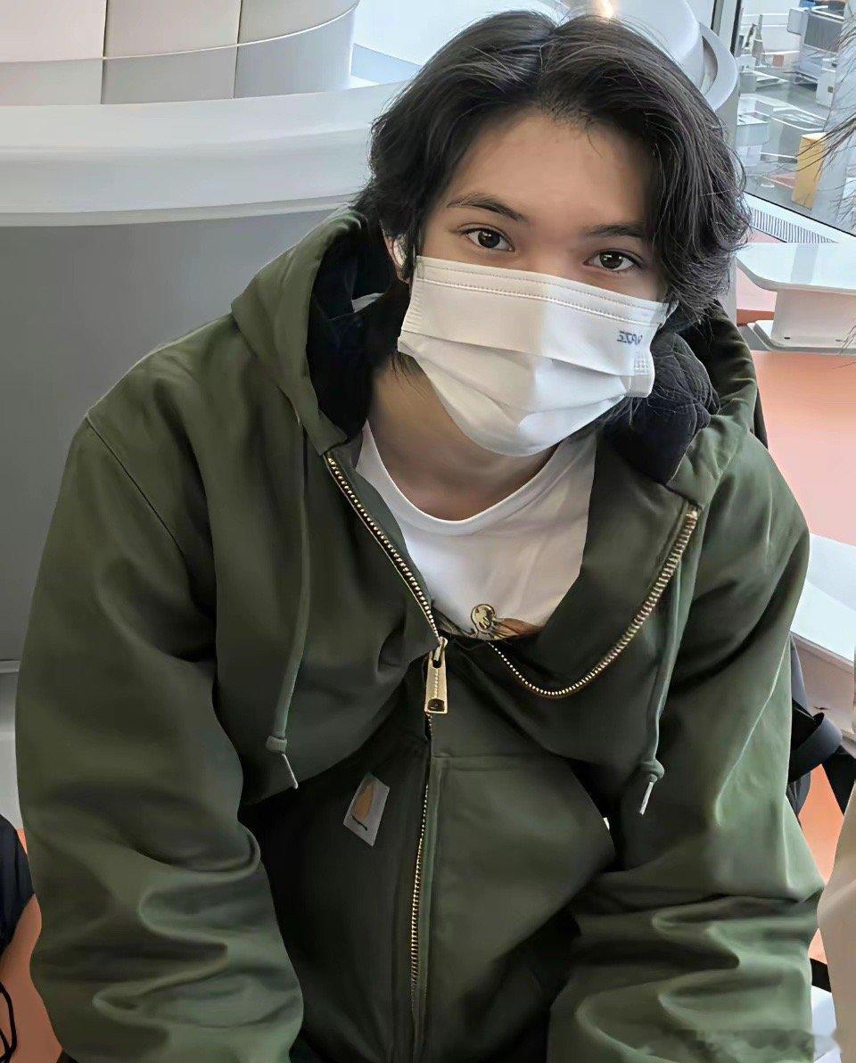 原来他是袁咏仪的儿子张慕童，19岁的张慕童身高已经185cm了，颜值好高，完全继