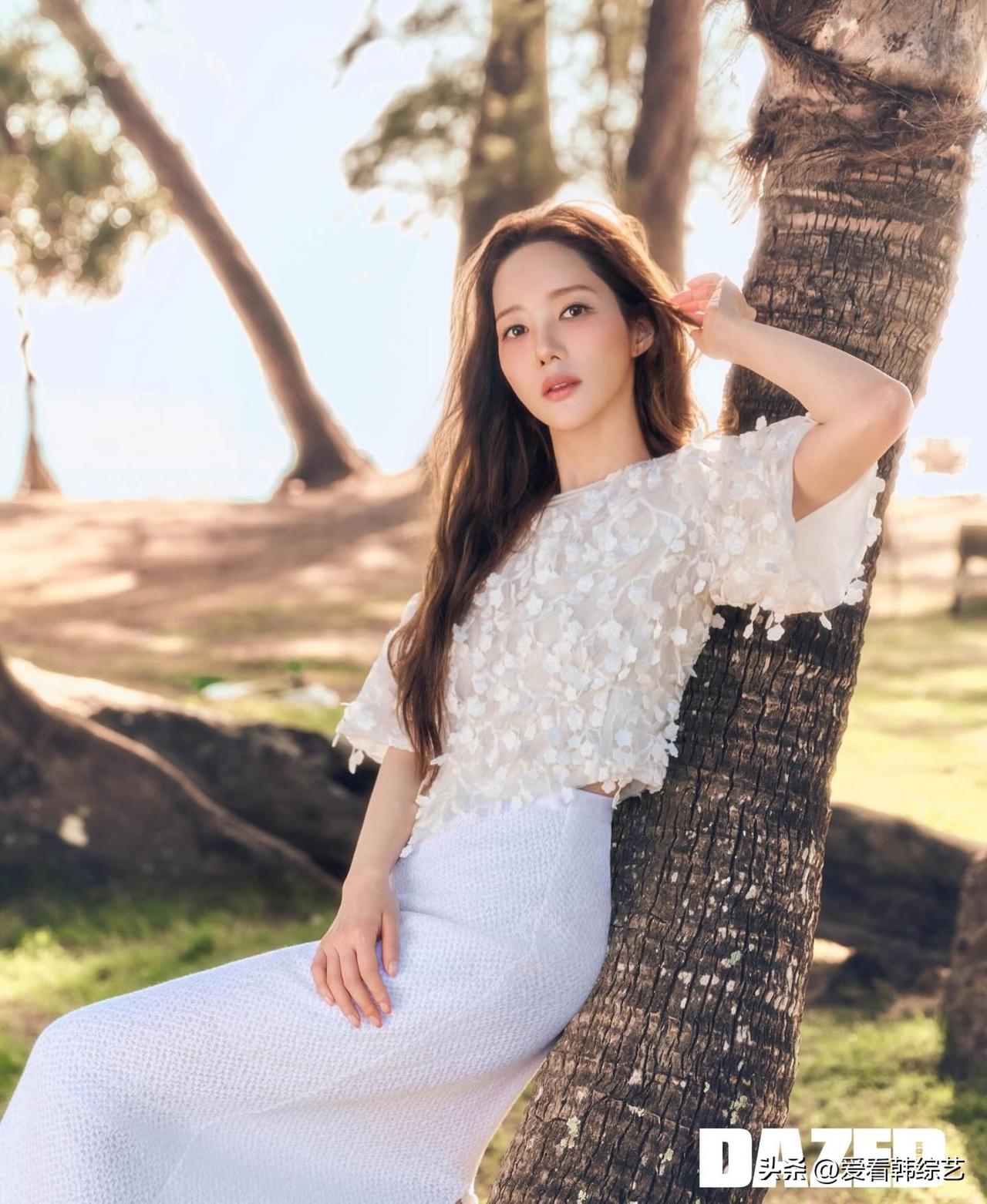 30日，演员朴敏英在自己的Instagram上上传了多张照片。照片中，朴敏英的造