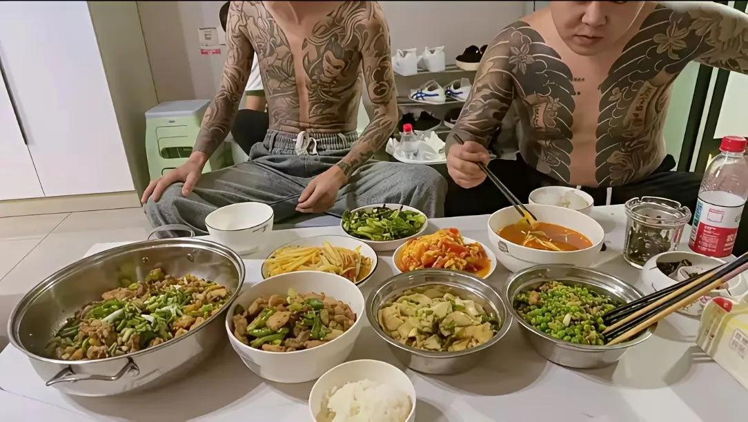急！请问跟这样的人在一起吃饭要注意点什么？[what]