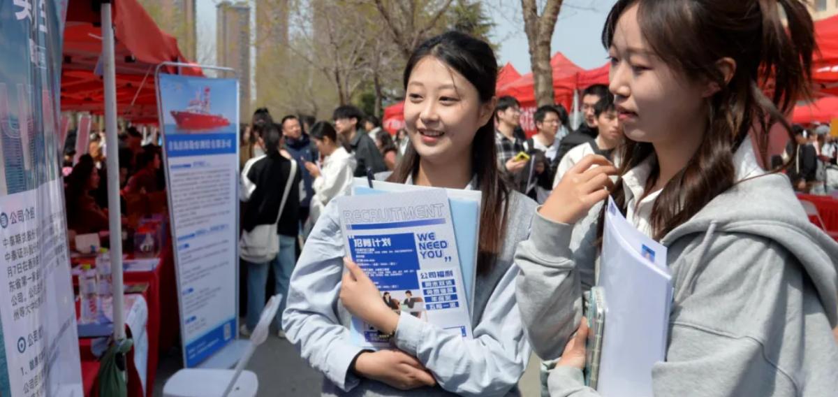 老齐经常讲一句话，能改变命运的从来不是知识本身，而是稀缺。过去知识稀缺，所以读书