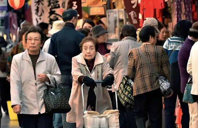 日本老龄化少子化是发达国家里面最严重的，很多地区已经到了没有外国人，社会几乎无法