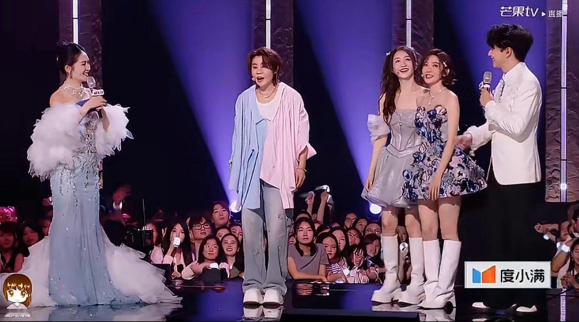 李小冉团全员晋级拿下857票全员晋级，直播拉票全程又甜又搞笑，氛围感拉满。浪姐直