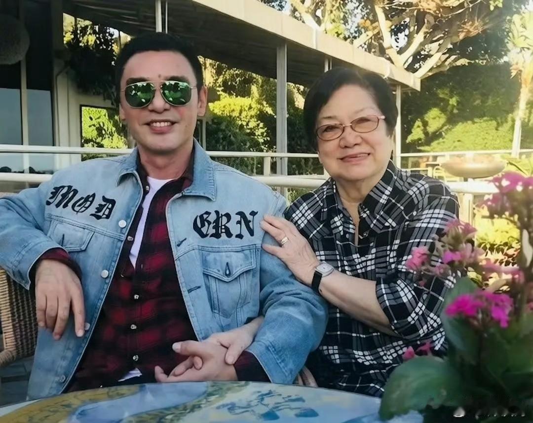 钟镇涛母亲101岁离世 定居美国66年 
钟镇涛携妻奔丧 讣告未提章小蕙！