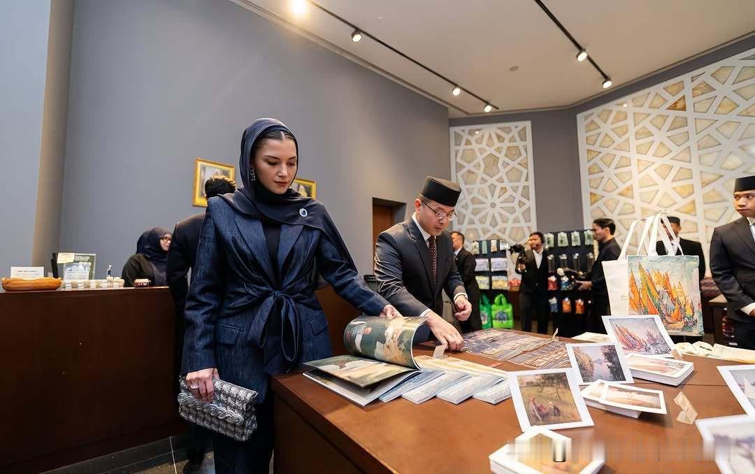 马丁王子和阿尼莎王妃出席艺术展开幕式，自从被苏丹老爹委任为外交部长以来，明显感觉