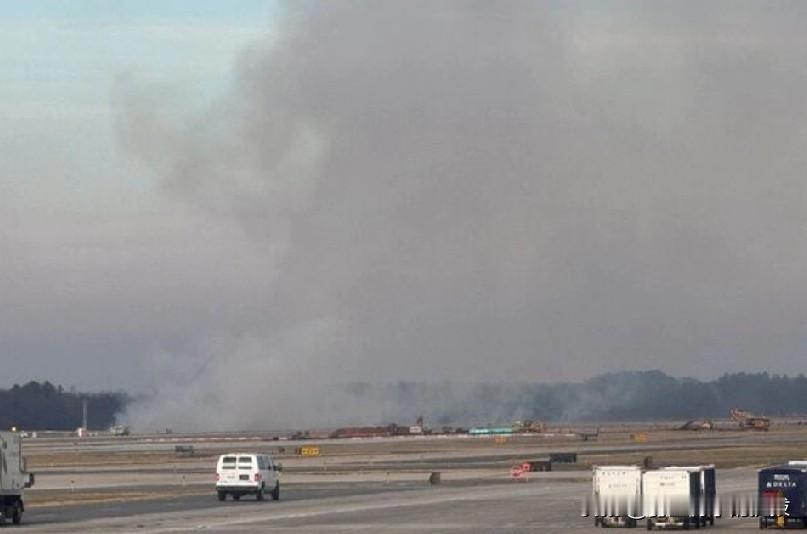 发动机故障迫使联合航空公司飞机返回华盛顿特区机场。
路透12月13日电——美国联
