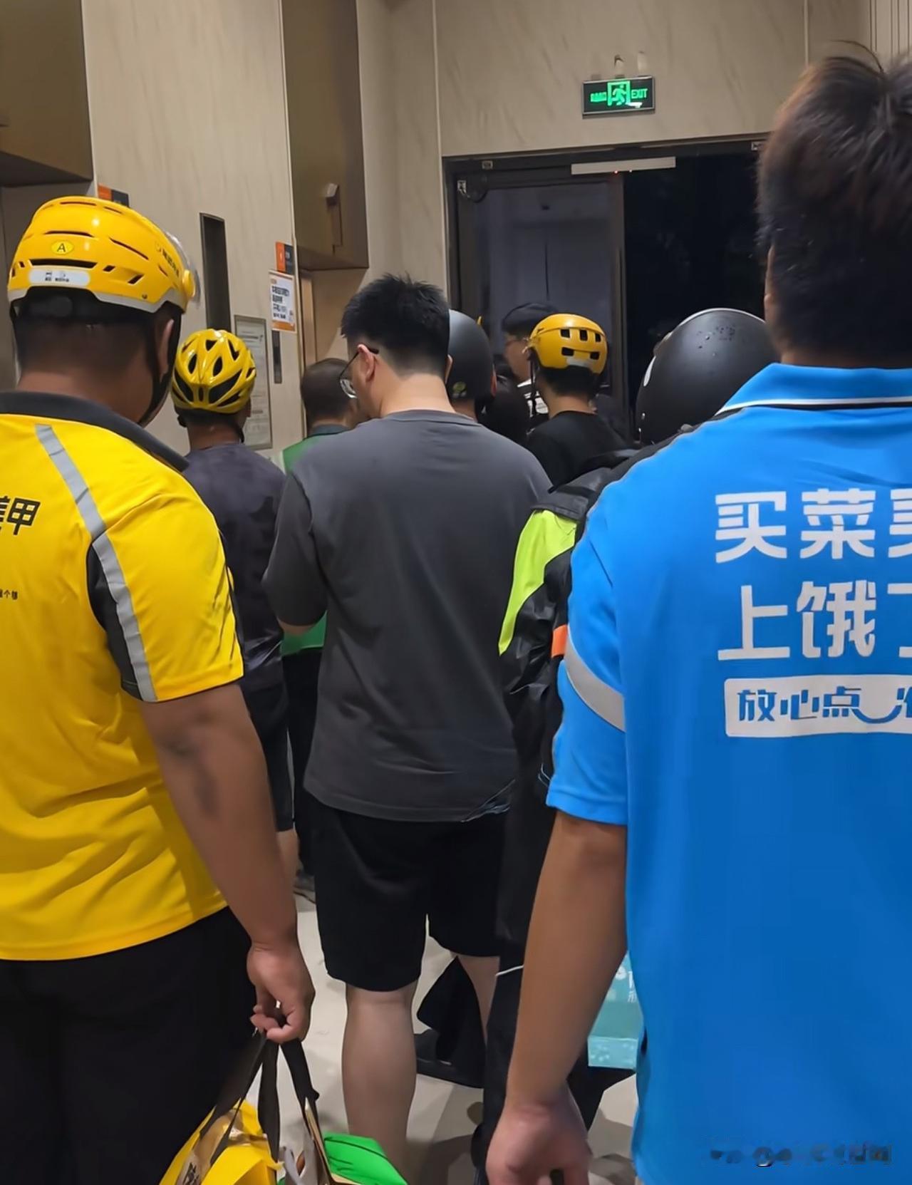 在广州送外卖的表弟告诉我，
今年确实不好跑，
收入比去年减少一半，
他说首先单子