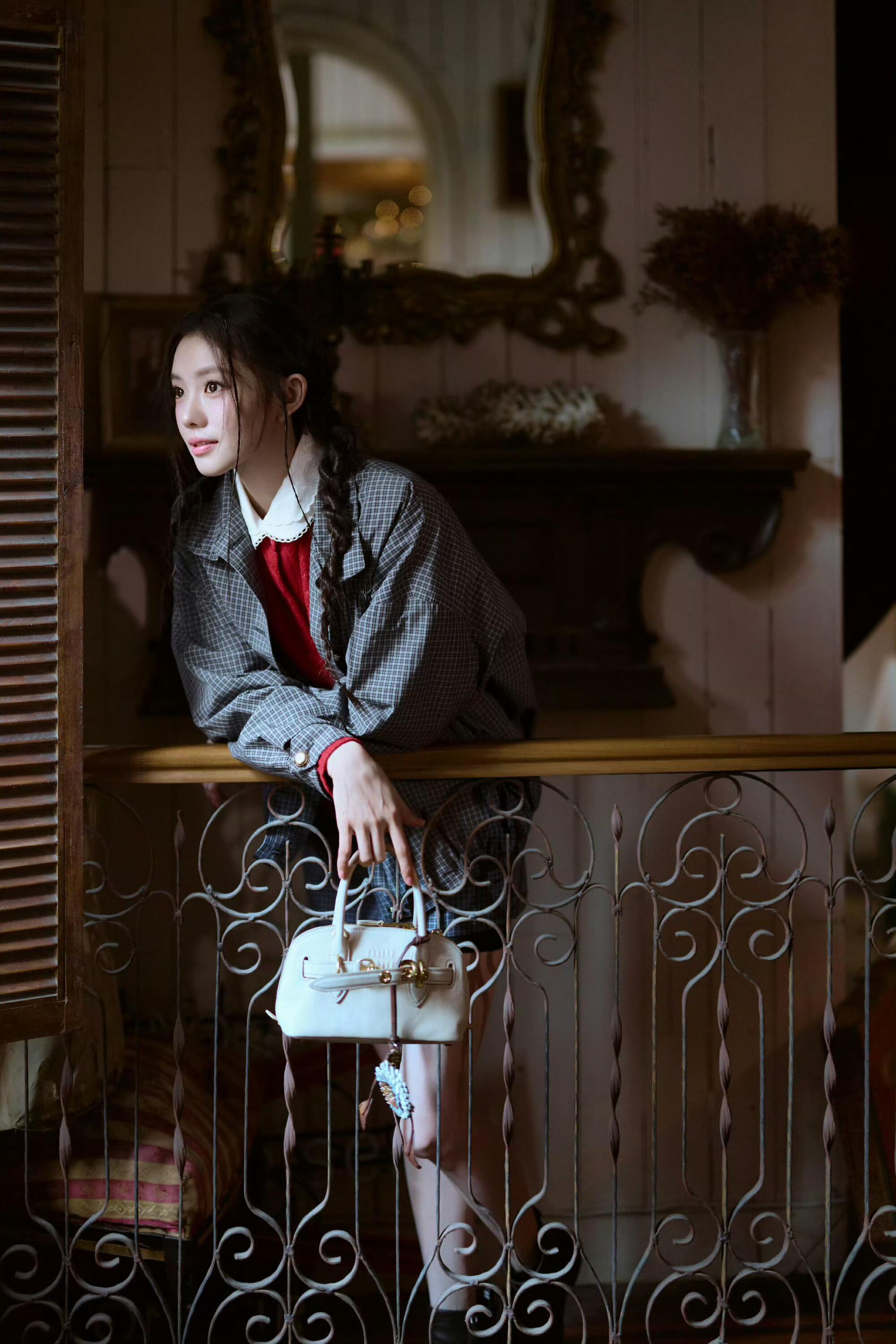 刘浩存蝴蝶结双麻花辫造型 