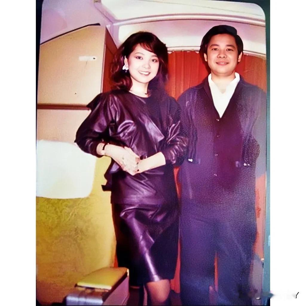 这张照片展现出了邓丽君1983年在飞机上被粉丝偶遇时的情景，那时候邓丽君三十岁，